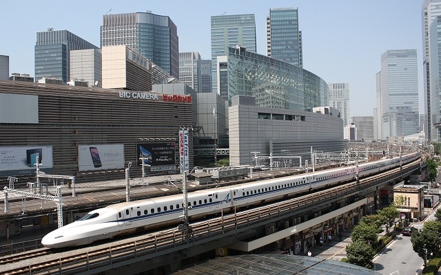 大賞は開業50周年を迎えた東海道新幹線を運営するJR東海が受賞した。写真は有楽町駅付近を走る東海道新幹線の列車。