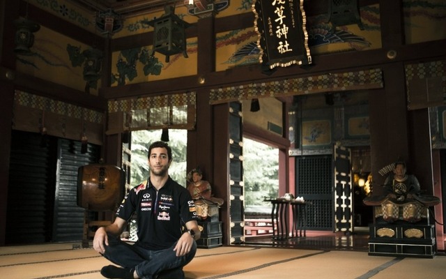 東京・谷中の全生庵で祈祷と坐禅をするダニエル・リカルド