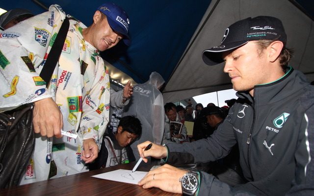 F1日本GP（木）ファンイベント：サイン会に登場したニコ・ロズベルグ