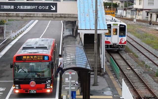 盛駅で発車を待つ大船渡線BRTのバス（左）と三陸鉄道南リアス線の列車（右）。今年の「3鉄まつり」は10月12日に開催される。
