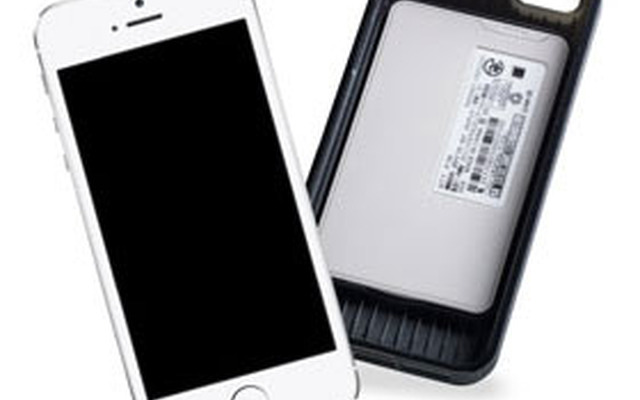 iPhoneをおサイフケータイにできる「おサイフケータイ ジャケット01」。対応ケースに格納し、iPhoneに装着する