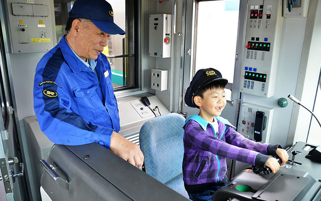 埼玉高速鉄道は10月25日に車両基地見学会を開催する。写真は運転席体験の様子。