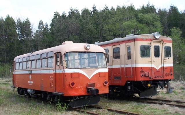 七戸駅構内で保存されているキハ101（左）とキハ104（右）。キハ104は今回公開される予定。