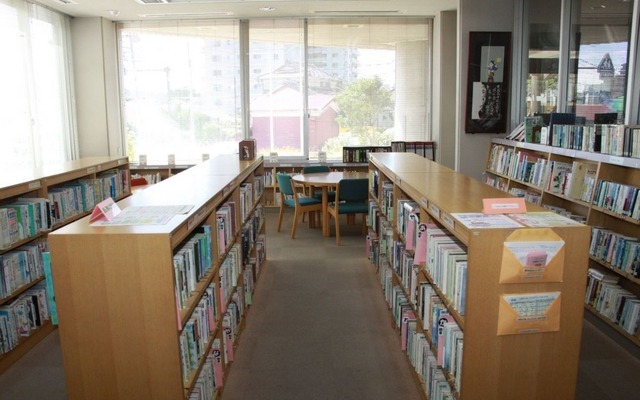 本町公民館の図書室内部