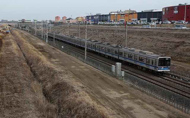 北総線・成田スカイアクセス（右）の線路の脇に残る、成田新幹線の建設用地（左）。このほどメガソーラーの設置場所として活用することが決まり、千葉県は設置・運営事業者の募集を始めた。