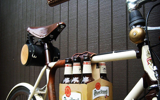手軽に荷物を運べるレザー素材のストラップ、6-Pack バイクフレーム クラスプ