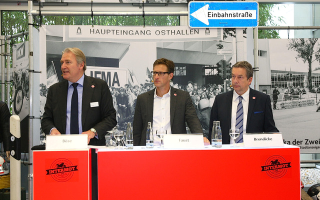 左からケルンメッセ代表のゲラルト・ボーズ氏IVM代表のハイナー・ファウスト氏、IVMの専務理事のライナー・ブレンディッケ氏