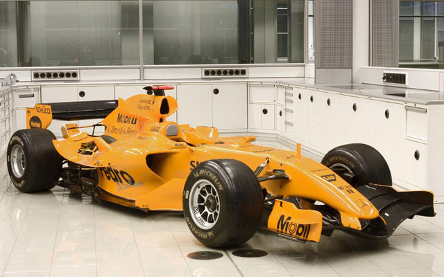 マクラーレン、オレンジ色で登場
