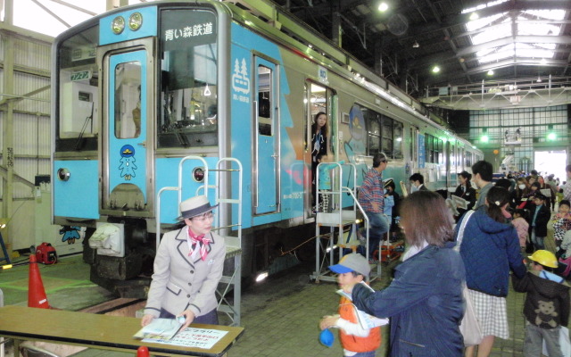 青い森鉄道は10月19日に車両基地の一般公開イベント「青い森鉄道まつり2014」を開催する。写真は昨年の「青い森鉄道まつり2013」の様子。