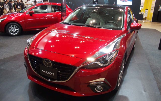 マツダのブースに置かれたMAZDA3の「自動走行システム」実験車