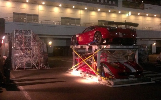 パドックに到着した参戦車両