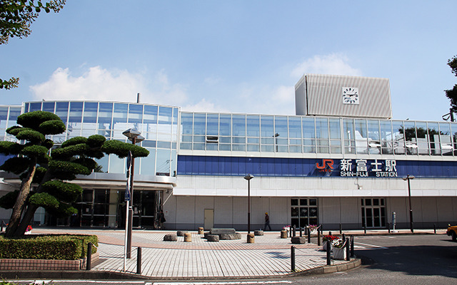 東海道新幹線の新富士駅。10月8日から富士駅と新富士駅を結ぶシャトルバスが運行を開始した。