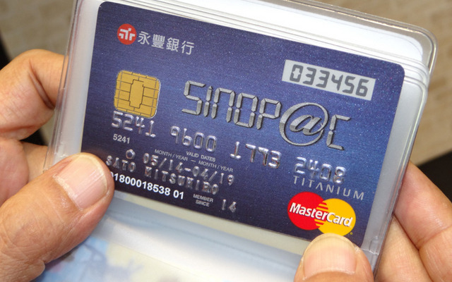パスワード発生機（右上）を搭載したクレジットカードは台湾の銀行機関などで既に採用されている