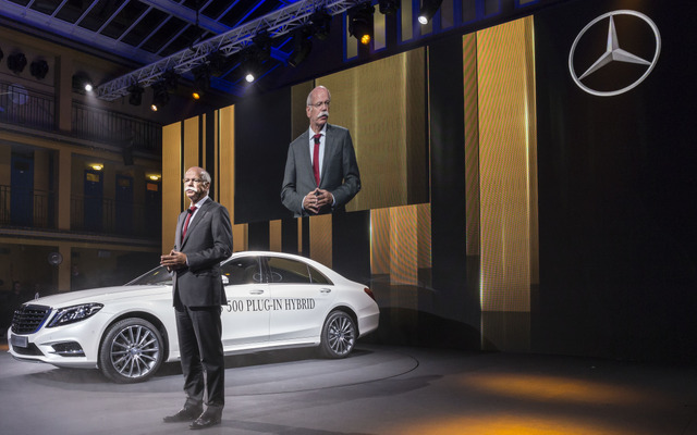 新型メルセデスベンツSクラスのプラグインハイブリッド車、S500プラグインハイブリッドとダイムラーのディーター・ツェッチェ会長（パリモーターショー14）