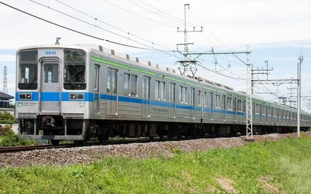 東武アーバンパークライン塗装の10000系。この塗色車が一般営業列車として、とうきょうスカイツリーラインに入るのは今回が初めてとなる。