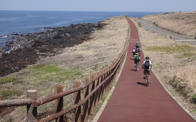 海沿いには、距離は短いもののサイクリング道路が延びる（撮影：にわサイクリングツアーズ）