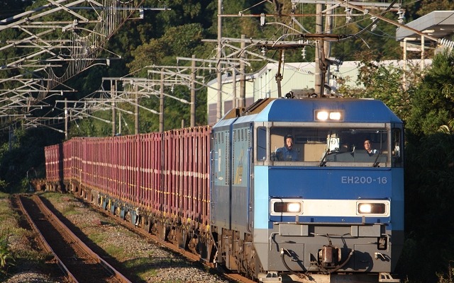 JR貨物は東海道線の不通対策として代行トラック輸送と迂回列車の運転をさらに拡大する。写真は信越本線を走るコンテナ貨物列車。