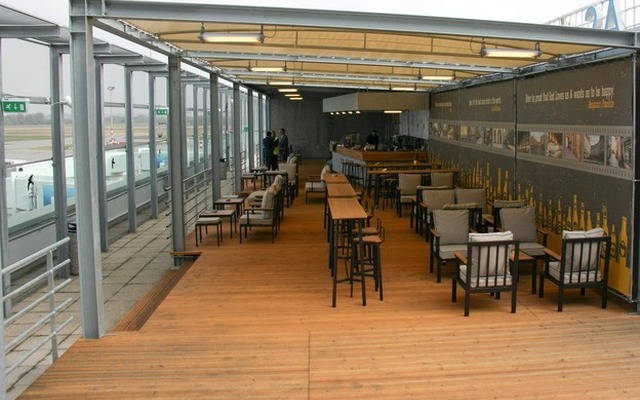 ハンガリーのブダペスト国際空港、屋上カフェがオープン（1）