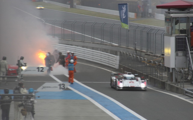 ピット入口で炎上する9号車ロータス