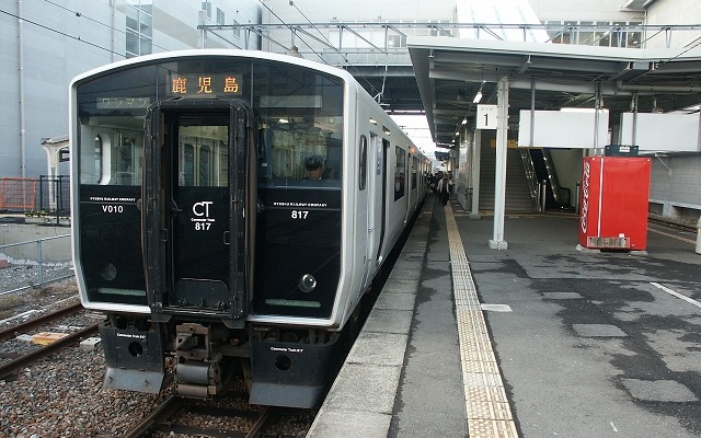 JR九州は九州南部の路線を中心に10月13日初発から運転を見合わせる予定。写真は鹿児島本線（川内以南）の普通列車。