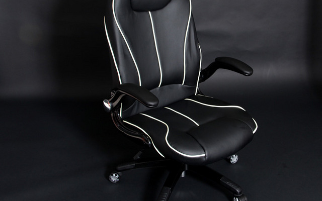 暗闇で光るオフィスチェア、バウヒュッテ「METEOR SEATER」を10月に発売、ゲーミングにも最適