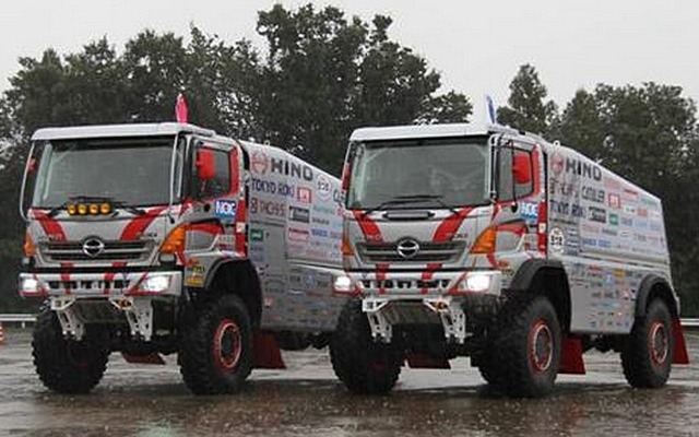 ダカールラリー2015参戦　「日野レンジャー」　（左：1号車、右：2号車）