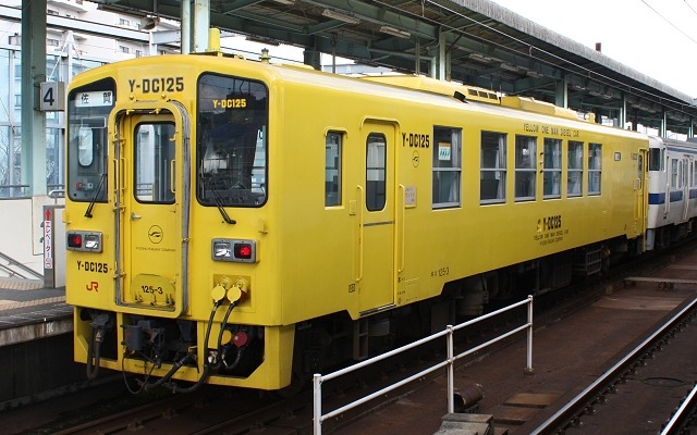 唐津線は11月19日に線路修繕工事が行われ、一部の列車が運休する。写真は唐津駅に停車中の佐賀行き普通列車。