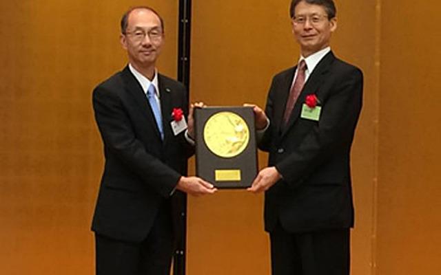 日本証券アナリスト協会 大場昭義会長（右）と富士重工業 高橋充取締役（左）