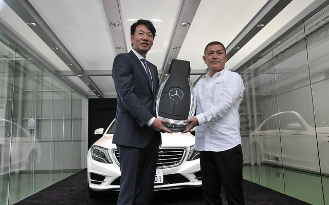 メルセデス・ベンツ日本の上野社長（左）とデリバリーコーナーの1号車を納車した森田氏