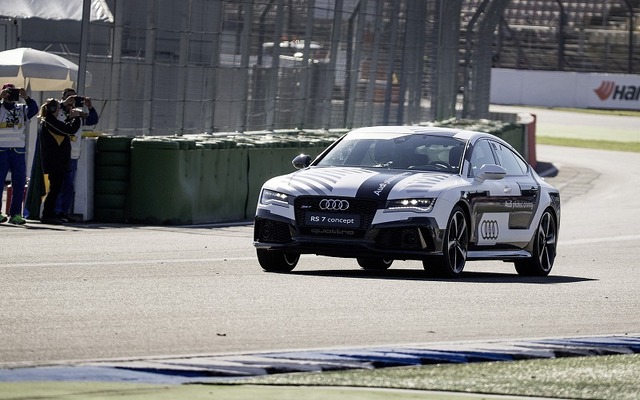 アウディ RS7自動運転コンセプトによるサーキット高速デモ走行