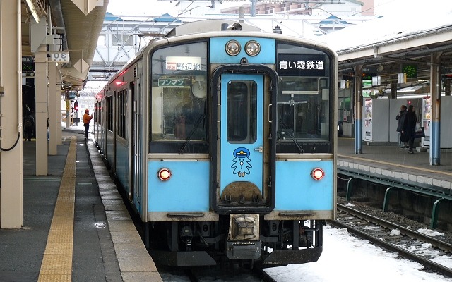 ハロウィンにちなんだプレゼントは上り3本・下り4本の列車で実施される。写真は青い森鉄道の青い森701系。