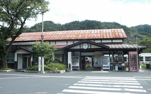 若桜鉄道が申請していた上限運賃の値上げは10月20日に認可されたが、当面は現行運賃を据え置く。写真は若桜鉄道の若桜駅。