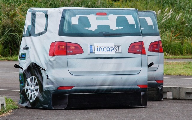 予防安全性能アセスメントのうち、自動ブレーキ試験に用いられるバルーン。ミニバンの車体後部を模している。
