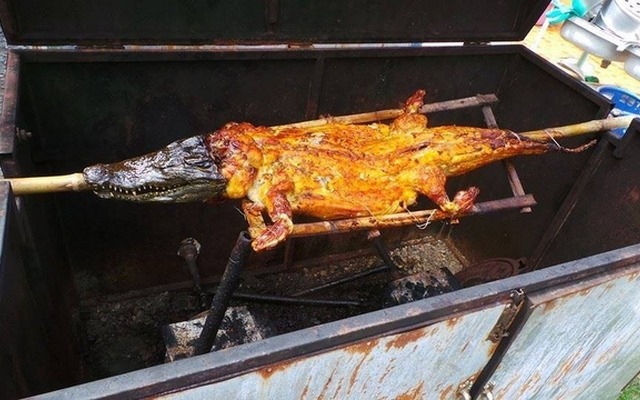 ワニの姿焼きはいかが？　タイ北部のケータリング会社