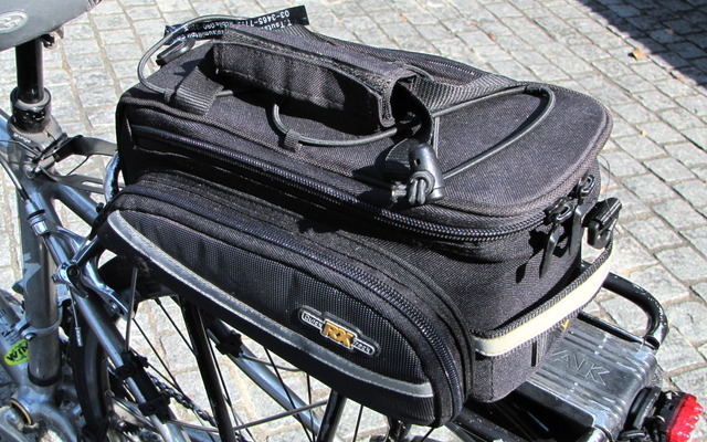 【津々見友彦の6輪生活】ゴムロープが襲いかかる！…自転車乗車時、荷物をどう運ぶ？