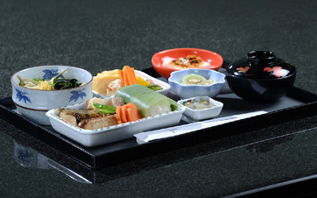 エミレーツのファーストクラスとビジネスクラスで提供される日本食