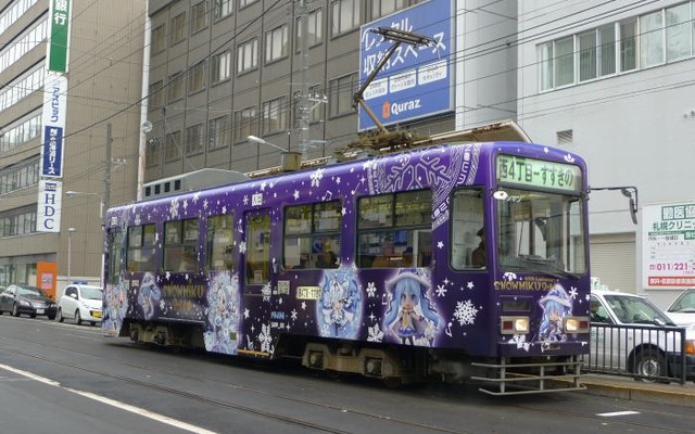 パープルをベースにした前回運行時の「雪ミク電車」（写真）。今回のテーマは「雪ミク×植物」になる。