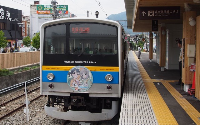 8月8日から運行を開始した「ヤマノススメ号」。10月27日からはヘッドマークや車内ポスターを変更して運行を再開する。