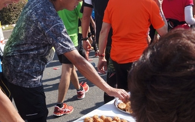 大阪マラソンで、たこ焼き、どら焼き、ラッキョなどが振る舞われた「まいどエイド」
