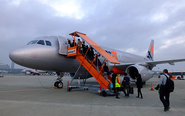 成田空港で搭乗客を迎えるGK611初便（A320、JA11JJ）