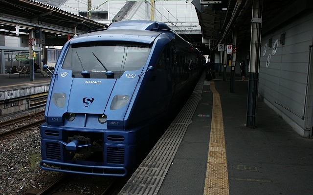 JR九州は築城航空祭の開催にあわせ、特急の臨時停車と臨時列車の運転を実施。築城着7～18時台は写真の『ソニック』など日豊本線の特急列車が全て築城駅に臨時停車する。