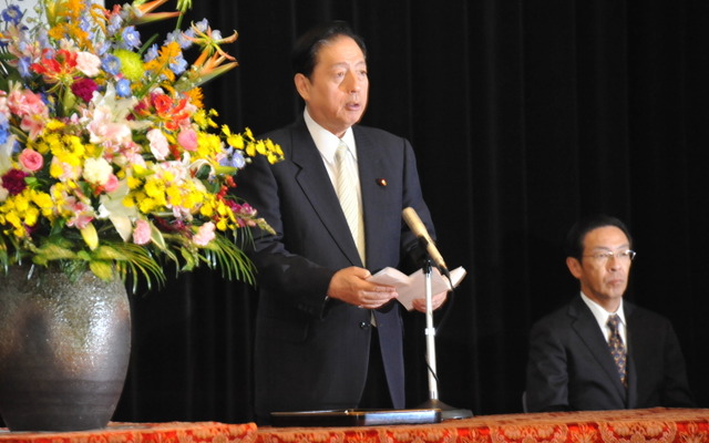 自動車関係功労者表彰で祝辞を述べる太田明宏国交相（27日・国交省）