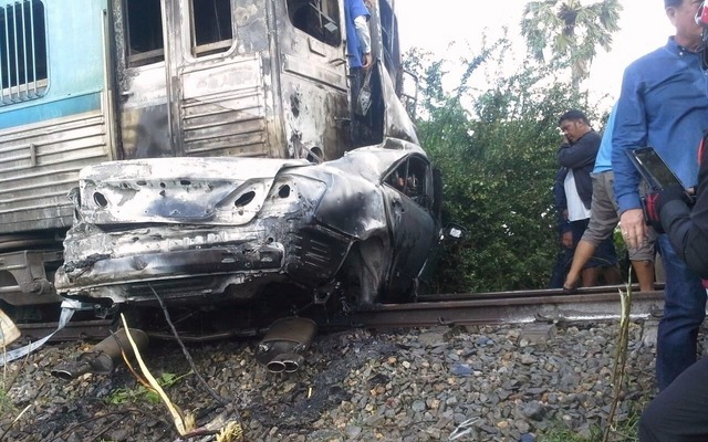 タイ中部で踏切事故　乗用車炎上、２人死亡