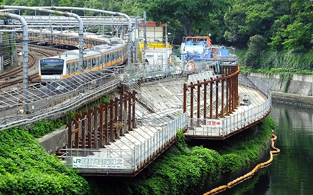 耐震補強工事が実施されている御茶ノ水駅付近