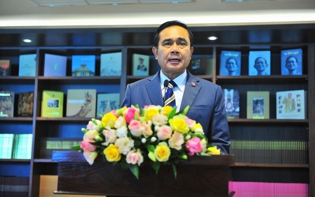 タイ王室財産管理局で記者会見するプラユット首相