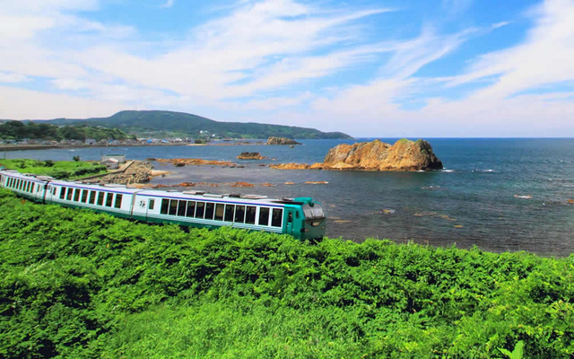 楽天は「旅行好きが選ぶ！おすすめのローカル列車ランキング」を発表。1位には日本海の海岸沿いを通る秋田・青森県の五能線が選ばれた。写真は五能線の観光列車『リゾートしらかみ』。