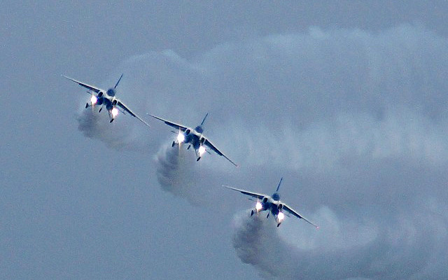 航空祭の華といえば、ブルーインバルス。今年は午後1時すぎから展示飛行を開始する。