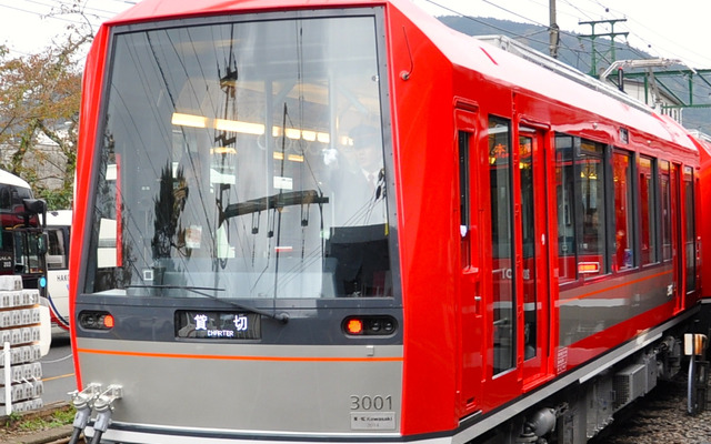 11月1日に運行を開始した箱根登山鉄道の新型車両「アレグラ号」3000形の一番列車。出発式のあとは同車デビューとレーティッシュ鉄道姉妹提携35周年を祝う式典が開かれた