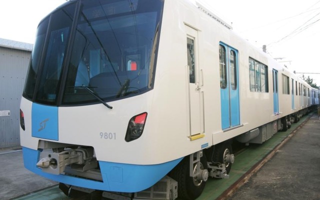 外観が完成した東豊線9000形。2015年4月下旬頃の営業運転開始を予定している。