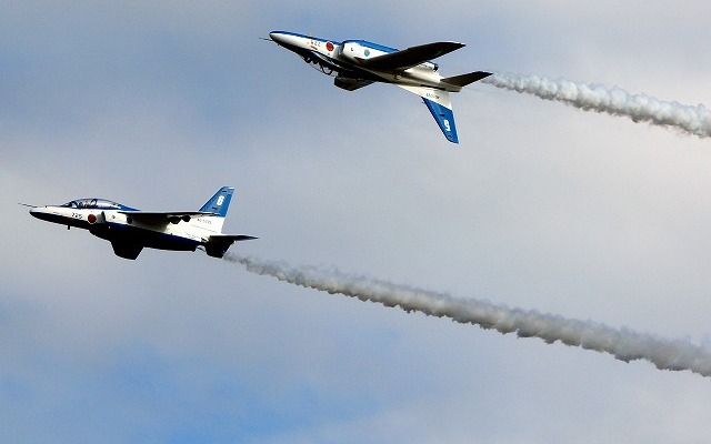 目玉のブルーインパルス。主として1-4番機が編隊飛行を行い、5番機と6番機はソロ（もしくは揃って）飛ぶ。